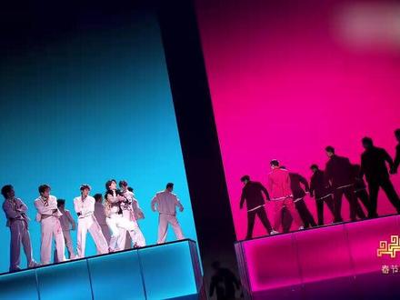 王一博回应春晚意外脚滑,和郭富城只排练一次,坦言舞台总是不完美的