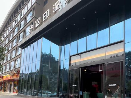 凤凰古城泡温泉啦!两天怎么玩呢,就带着自己家人一起去泡温泉吧!还能入住4星酒店!晚上可以看看古城的夜景值得一游#凤凰古城旅游攻略 #凤凰古城酒店推荐 #凤凰古城民宿推荐