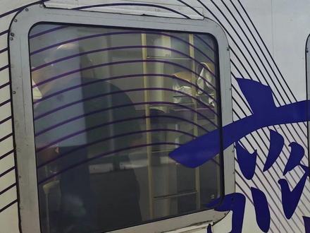 雨天乘坐齐鲁1号旅游列车从威海到胶州的体验,东西横穿胶东半岛 大家好,早就听说山东省今年开通的“好客山东·齐鲁1号”旅游列车挺有特色,趁着暑假期间这个周末,我就带着孩子去体验了一此。由于列车全程距离较长,而我们这次时间有限,因此只是选取了威海到胶州之间这一段线路(车次编号Y738)
“齐鲁1号”是由绿皮车改造而成,因此其行驶线路跟动车高铁并不相同。这趟列车在东部的始发站为威海站,走的是桃威铁路,并不经过烟台市区,而是在栖霞市的桃村镇汇入蓝烟铁路。
检票上车之后,早上7:10分,列车从威海站正式出发。“齐鲁1号”的8号和9号车厢为休闲车厢,那里设有免费盖章打卡点,很受孩子们的欢迎。所以,上车安顿好之后,我和孩子就直奔8号和9号车厢。除了免费盖章打卡点之外,车厢里还设有茶室、棋牌室、休闲区和观景区,体验感还是相当丰富的。在休闲车厢的旁边,则是美食车厢,也就是餐车。这次乘车,我和孩子中途吃了一碗面条,喝了一碗临沂糁,具体细节就不展示了。
简单看了看车厢之后,接下来再聊聊沿途的车站和风景。这次不凑巧赶上了下雨,室外的光线有些暗,但也算是别有一番风光了。
从威海站出发之后,接下来停靠的第一站是文登站,离开文登继续行驶,当透过车窗看到远处这片山时,就接近了文登和乳山的交界线。
桃威铁路乳山段的一大特点是大桥多。从乳山站出发向西不远,就有一处大桥,它具体修建于小疃村附近的河道上,过桥之前,火车有一段拐弯,视角效果挺有冲击力。
离开乳山市地界之后,列车先经过烟台市牟平区观水镇的埠西头片区,然后进入栖霞市桃村镇地界,由桃村东站汇入蓝烟铁路,然后在桃村站停靠。准点到达这里的时间为10:30。
从桃村继续前行,后面依次停靠莱阳站、蓝村站(在青岛市即墨区)。下午1:06,列车抵达胶州站。我们在此下车,结束了此次“齐鲁1号”之旅。值得一提的是,从威海到胶州,在地理上也大体算是东西横穿胶东半岛了。