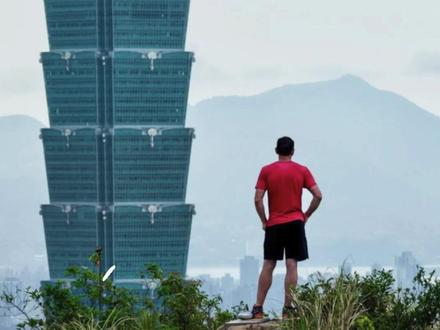 登顶101 40岁的亚历克斯·霍诺德
仅用约1小时30分
成功徒手登顶508米的台北101
原定的挑战,因大雨推迟一天
周日,迎来了完美的天空
他穿着标志性的红色T桖
全程几乎没有休息
在完全不借助任何保护的情况下
一路向上攀登
途中,他向楼内的人挥手微笑
地面的路人不时鼓掌,欢呼
徒手攀登台北101
是他10多年前就埋下的心愿
亚历克斯的下一个目标
将会是哪里?
#亚历克斯 #台北101 #攀登