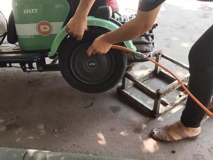 电动车真空胎打不上气了怎么办?一定要换胎吗?打罐发泡胶也可以 #换胎 #补胎 #轮胎店 #爆胎 #轮胎爆了 #防爆胎 #电瓶 #轮胎 #轮胎硬伤修复中心 #流动补胎