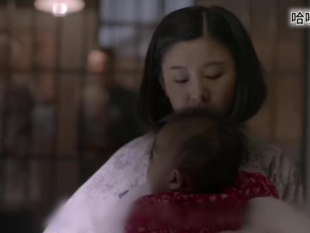 苏碧清刚为老欧生下儿子,他她们母子二人就被特务给抓进监狱里了,当老欧看到他们母子二人的时候,他那颗坚定的心也动摇了#重温经典老剧#爱人同志