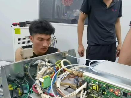 加班维修一台IPG激光器,温馨提示在出现关键错误后不要多次复位,这样只会导致激光器模块越烧越严重,切记切记再切记#IPG激光器维修#激光器维修