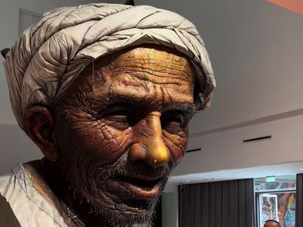 油画《父亲》与雕塑《父亲》
1979年大年三十,在他回家路上上厕所的时候,看到一个蹲在厕所门口守粪的农民,这个场面触动了罗中立,回去后就马上创作,到了1980年,最初拟用《收粪的老人》命名,后经多次修改,作品最终成型,以伟人画像的规格化成,所以画尺寸非常大,215cm*150cm,命名也由《收粪的老人》改为《我的父亲》。这幅画最终参加了第二届全国青年美展,时任评委的吴冠中先生看了后建议把“我的”去掉,直接用“父亲”,这样的寓意更广。
罗中立以原版油画《父亲》为基础,打造高7米、宽5米的巨型雕塑,整个作品历时11年之久,以玻璃钢,树脂等为材料,丙烯着色,作品惟妙惟肖。那一张黝黑的脸爬满皱纹,饱经沧桑,黄铜色的皮肤缠着创口贴的手指端着一个破旧的茶碗,朴实的农民形象栩栩如生,无论黝黑发红的皮肤、毛发、汗水和皱纹等细节,刻画得非常真实。#罗中立 #油画 #雕塑 #艺术 #艺术在抖音