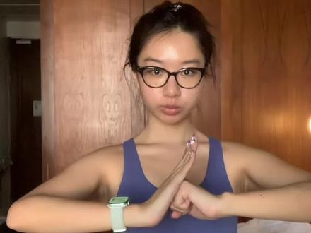 Chinese trend弥渡山歌🇨🇳🐉山歌基因觉醒中 (没来得及准备民族服装!)
看了这么多视频 去查了查弥渡山歌的背景:
弥渡山歌的由来,就像一首悠扬的山歌,背后交织着历史、地理和人文的故事。
弥渡县位于云南大理,是古代茶马古道上的一个重要驿站。想象一下,马帮的铃声在山谷中回响,赶马人南来北往,他们不仅驮着茶叶和丝绸,也带来了各地的歌谣和乡愁。在漫长的旅途中,为了排解寂寞和思乡之情,他们即兴创作、对歌抒怀,久而久之,就形成了弥渡山歌这种独特的抒情方式。
作为广西人我们从小也听山歌长大!看刘三姐、对山歌,小时候都会唱~我们身上流淌着自由洒脱的血液~因此听到弥渡山歌也觉得很亲切!民族血脉觉醒惹🔥
#弥渡山歌 #chinesetrend #弥渡山歌舞蹈 #fyp #民族的就是世界的