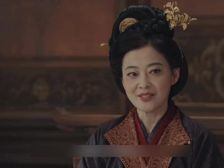 这是俞大娘子首次登场的名场面,这个仿佛从传说中走出的女人,以雷霆万钧之势围攻吴越城,只见他祭出黄谕令,钱塘所有的船只像是收到了命令一样,全部都开往了钱塘水寨!#影视剧名场面 #二创激励计划 #太平年 #古装