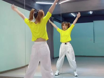 背面分解来了,喜欢的学起来#广场舞 #最潮广场舞 #踏浪 #背面 @抖音小助手