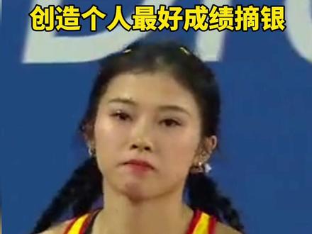 成都大运会女子100米跨栏决赛,川妹子吴艳妮以12秒76的个人最好成绩赢得亚军,同时达到巴黎奥运会参赛标准,获得巴黎奥运会参赛资格。
