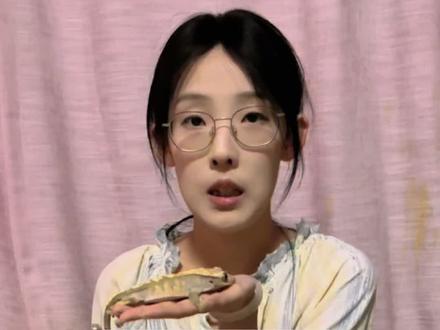 守宫蜕皮辅助教程 因为我的作品经常会发帮爬宠蜕皮的视频 每次都有很多人在评论区批评我 所以这次出一个教程 来帮助爬友们答疑解惑 如果也想像我一样帮自己的守宫蜥蜴蜕皮可以学习一下 辅助守宫蜕皮可以在很大程度上防止卡皮和弄伤他们 最后要记得检查脚趾部分有没有卡皮 如果有卡皮记得用镊子清理干净#爬宠 #蜕皮 #神奇动物在抖音 #动物的迷惑行为 #奇妙的动物