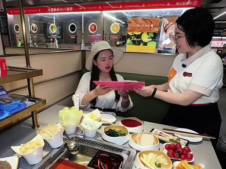 海底捞和汪汪队联名,吃集合来捞全周四人餐送联名子母包周边!#汪汪队报到快乐全捞到#遛娃好去处#海底捞汪汪队四人餐#汪汪汪队立大功 #抖省省春遇好优惠