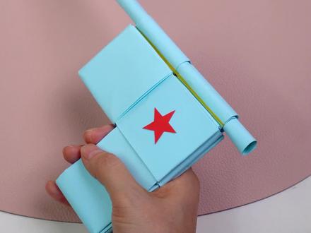 一起来做个#纸手枪 吧,真的能发弹哦!家里的小男生开心坏了!#亲子手工 #折纸 #手工diy #手枪折纸