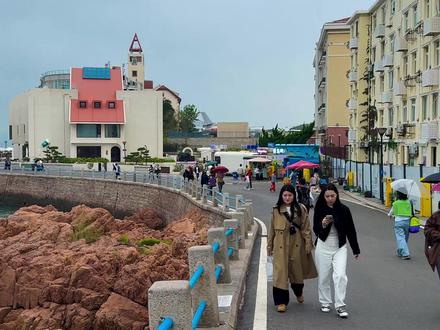 琴屿路是青岛市一条连接鲁迅公园与小青岛的海滨小路。 琴屿路沿海岸线的弧度建造,全长约 1.2 公里,由东向西地势依次降低。2023 年 9 月 1 日起,琴屿路全路段改为步行通道,禁止社会车辆通行,原双向两车道转化为临海步行空间。
琴屿路可以同时欣赏胶州湾和汇泉湾的美景,是青岛市欣赏日出和日落的好地方,日出在汇泉湾方向,日落在胶州湾方向。道路蜿蜒曲折,有着独特的 S 弯海岸线,搭配复古街灯,随手一拍就是治愈系大片。
琴屿路的起点是鲁迅公园,公园内有青岛目前最大、保存完整的天然红礁群,还有 “鲁迅诗廊” 等景观。终点是小青岛,岛上林木郁郁葱葱,最高处矗立着洁白的灯塔,每当夜幕降临,塔上的红灯与栈桥上的灯光在碧波上浮动,有着 “琴屿飘灯” 的美誉。
琴屿路上有一棵被称为 “孤独的树” 的树,它独自从楼宇的缝隙间看海,日落时分,在夕阳的映衬下,这棵树和海的景色格外美丽,吸引了众多游客前来拍照打卡。
夏季夜晚,琴屿路常有街头歌手驻唱,游客可以伴着海浪声欣赏音乐,感受独特的海滨氛围。#旅行记录 #琴屿路
