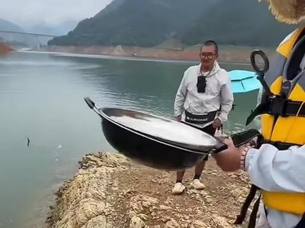 第十二天南勇澄清没有藏鱼坚持钓大鱼 鱼获改了规定,总成绩超过150斤或者有效钓重超过135斤,鱼获罗非每天只给算五斤,鼓励钓大鱼。#擒龙诀硬挺王大鱼挑战赛第二季 #刷锅传媒