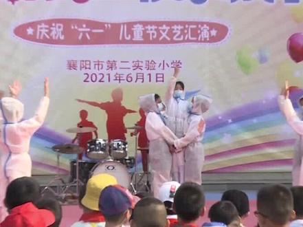 儿童节不一样的体验,小学生穿防护服演出致敬医务工作者,7分钟汗流浃背。#儿童节的仪式感