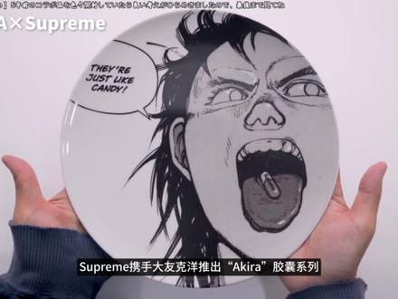 1988年大友克洋的动画电影《阿基拉》以颠覆性的赛博朋克美学重塑末日想象,成为跨越三十余年的文化符号。影片凭借血腥画面与分镜技术革新动画领域,其标志性视觉元素(如红夹克、红色摩托)催生"未来复古"风潮。它持续渗透全球时尚与流行文化:90年代起印花T恤成收藏单品;Michael Jackson在《Scream》MV直接引用画面;Comme des Garçons、Supreme先后推出联名系列,后者创11秒售罄纪录;Kanye West多次致敬,称其为"最大灵感来源",从《Stronger》MV到DONDA试听会的全红造型均呼应影片美学,并推动其视觉语言融入音乐、街头时尚。如今,《阿基拉》已超越电影范畴,成为持续影响艺术创作的文化母体与精神信仰,为全球赛博文化注入亚洲硬核底色。
#kanye
#阿基拉
#赛博朋克
#时尚
#大友克洋