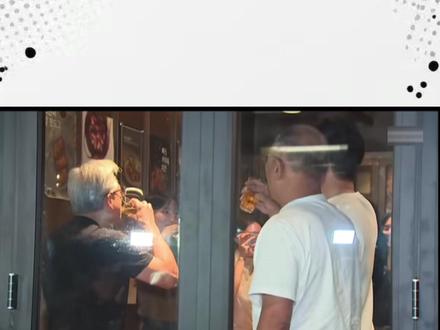 黄仁勋与三星,现代会长一起吃炸鸡啤酒,伴手礼威士忌价值多少钱 2025年10月30日,英伟达(NVIDIA)CEO黄仁勋在韩国参加APEC会议后,并未立即返回美国,而是与三星电子会长李在镕、现代汽车集团会长郑义宣相约在韩国当地一家小吃啤酒炸鸡店——Kkanbu Chicken。
三人落座,寒暄过后黄仁勋拿出了精心准备的伴手礼——日本三得利旗下的高端单一麦芽威士忌白州25年,黄仁勋在这两瓶酒上亲笔签名,送给李在镕和郑义宣各一瓶。
黄仁勋被大家调侃为“皮衣老黄”,在他的带领下,AI巨头英伟达最新的市值高达5万亿美元,皮衣老黄个人身价也攀升到1760亿美元,晋升为新的华人世界首富!
黄仁勋精心准备送给韩国财阀会长的伴手礼,25年白州威士忌价值3万人民币左右。
爱好威士忌的你,作为伴手礼平时送给重要朋友的威士忌价值多少钱啊?
200元以内?
200-500元?
500-1000元?
1000-2000元?
2000-5000元?
5000元以上?
#黄仁勋 #英伟达 #炸鸡啤酒 #八卦 #爆料