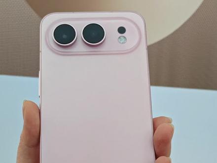 #荣耀500隔空手势#荣耀500pro隔空手势教程如何操作。#肖战同款
谁说科技不有趣?#荣耀500系列的隔空手势像玩魔法,每一次挥手都藏着小惊喜~健身党狂喜!举哑铃时不用停,厨房达人的隐藏技能:切菜时转掌返回菜谱,追剧时挥手翻页