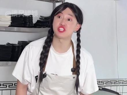 估计周小闹也没想到,只是拍摄饭店寒假工系列的段子,竟意外让“紫薯精”火遍全网#周小闹 #紫薯精 #刘文祥 #影娱热点团 #内容启发搜索