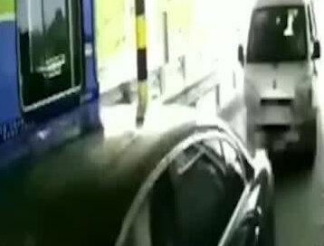 光天化日居然绑架,多亏了负责任的收费员。网警提示:勇于伸出援手,维护正义。