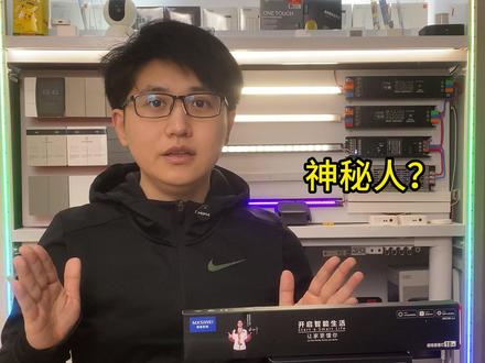 开箱!实测磁吸轨道灯深度评测!小白必看!别乱选!无主灯照明并非摒弃所有主灯,而是利用多种灯具组合营造出丰富、有层次的光线环境。以下是常见无主灯灯具介绍:
• 筒灯:光线均匀柔和,嵌入式安装使其与天花板齐平,简洁美观,不占空间。常用于提供基础照明,均匀照亮整个空间,让房间明亮舒适,适合客厅、卧室等区域。
• 射灯:聚光性强,可调节角度,能突出重点、营造焦点。比如照亮墙上的艺术画作、装饰摆件,或强调空间轮廓,增加立体感,常安装在电视背景墙、展示架等位置。
• 磁吸轨道灯:由轨道和灯具组成,灯具可在轨道上自由移动、调整位置和角度。集多种功能于一身,轨道上能安装射灯、泛光灯等,灵活多变,适用于现代简约风格的空间,为空间增添科技感与时尚感。
• 灯带:轻薄柔软,可隐藏在各种角落,如天花板边缘、柜体内部、楼梯台阶侧面等。发出的光呈线性,营造出间接照明效果,增加空间层次感和氛围感,常用来打造温馨浪漫的居住环境。
• 壁灯:安装在墙壁上,提供辅助照明,兼具装饰作用。光线柔和,能营造出舒适的氛围,可用于卧室床头、走廊、客厅沙发背景墙等,既实用又能提升空间格调。
#创作灵感 #磁吸轨道灯 #磁吸轨道 #无主灯设计 #米家智能