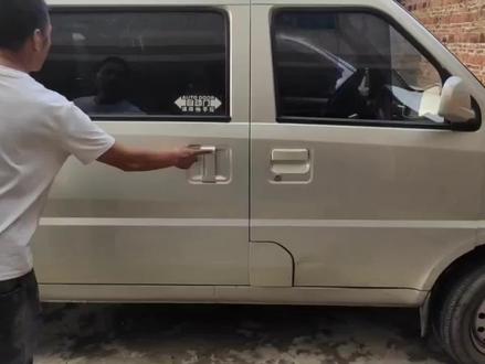 五菱荣光电动中门
⇔部件专车专用⇔带电吸锁
同时有多种开关方式
☞外把手按钮开关⇔
☞驾驶室按钮开关⇔
☞B柱按钮开关⇔
⇔内外把手开关⇔
电动中门商务车的灵魂
#汽车改装升级 #把您的爱车打造的与众不同 #汽车配件