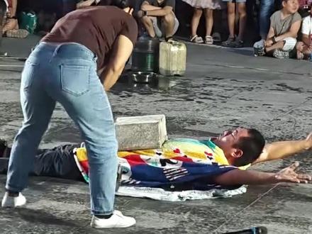 我朋友随便扛,但凡吱一声都算他输! #科普 #硬核 #极限运动