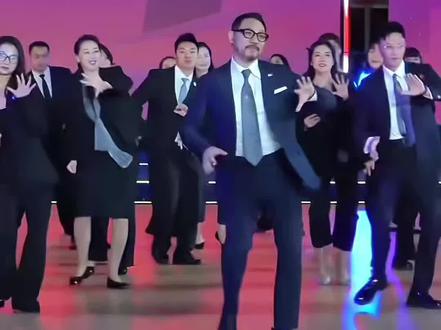 法拉利老了也是法拉利,全网爆火的拉丁舞裁判集体舞 #国家队,条纹姐,短发姐,划水二人组,都安排上了,哈哈哈#穿着西装去跳舞 #快来围观 #高光时刻