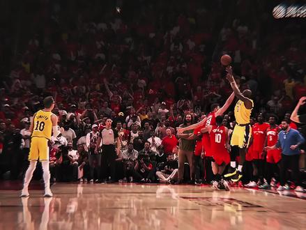 “若是真英雄怎会怕”这张图片拍摄于2026年4月25日,NBA季后赛首轮G3,湖人客场112-108加时险胜火箭,大比分3-0夺赛点。41岁的詹姆斯出战45分钟,表现堪称传奇。全场他22投10中,三分9中4,砍下29分13篮板6助攻3抢断的全能数据。上半场他攻防兼备,助湖人建立11分领先 。末节火箭手握6分优势,詹姆斯在最后12秒完成关键抢断,随后命中绝平三分,硬生生将比赛拖入加时。加时赛他稳控节奏,助攻与篮板保驾护航,带队锁定胜局。此役詹姆斯再创历史,季后赛生涯第95次20+10+5,40岁后季后赛20+10场次超越贾巴尔,尽显联盟常青树的统治力。#詹姆斯#湖人vs火箭