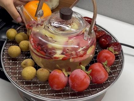 谁能拒绝在摸鱼的时候来一杯苹果黄芪水呢,提气色特别快,带薪变美的感觉真好~周边烤点小橘子柿子,上班别太滋润了!#夏普围炉煮茶 #围炉煮茶 #办公室摸鱼 #养生茶 #夏普