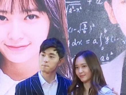 #邓伦 #郑秀晶 合影时,我伦抿嘴了好害羞呀,这个组合如何?