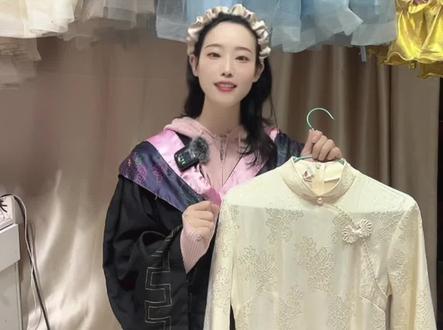 学士服内搭不一定非得穿衬衫Jk呀,分享其他三款内搭look,祝大家归来仍是少年#毕业季 #学士服 #毕业🎓 #服装租赁