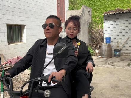 胖子戴眼镜 大嘴配黄牙….