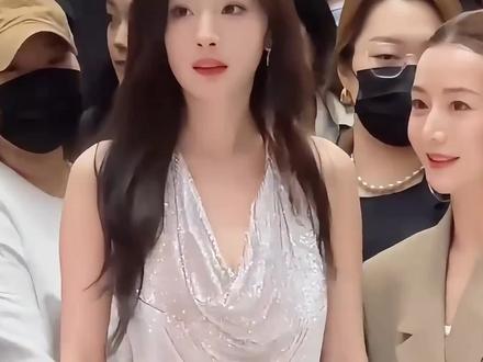 杨幂线下活动身穿定制礼裙和老外合影 美出新高度