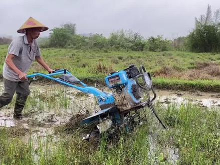 #微耕机 新买的机器坏在田里启动不了,怎么处理。#多功能微耕机 #微耕机生产厂家