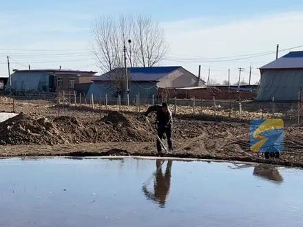 12月3日(采访),辽宁沈阳。东北爷爷有多宠孩子?耗时2天亲手为孙子打造滑冰场,彩旗已就位、冰车已准备,就问你羡慕不羡慕?孩子爸爸:隔辈亲,我小时候都没有这待遇。#东北人宠孩子 #手工打造 #滑冰场 #隔辈亲