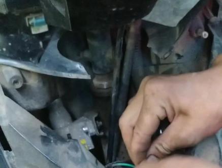 #电动车,电动车钥匙打开显示表一闪一闪,只需要把电门锁线接起来,就可以开到修理店去换锁了。