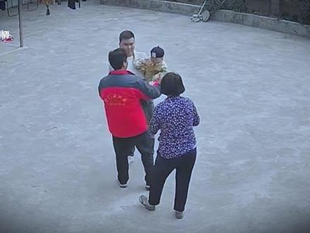 奶奶偷偷喂11个月大的幼儿吃面包,终酿大祸,被责备默不作声