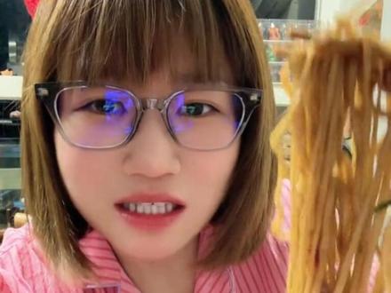 #现炒现做才有锅气 总算来杭州吃嘚嘚觅道这家店了 在上海一直刷到有人去吃 除了一些去拍视频的博主们在店铺各种瓜子 游戏做广告 我是真的看馋了 除了价格不说味道是好吃的 推荐陕北爆鳝和猪肝 老板的客户群体比较单一 就是你有钱你去吃 明码标价 前几天佐哥都去吃了觉得味道不错#Dou热门 #嘚嘚觅道