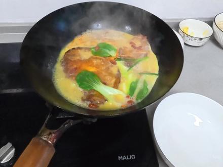 欢迎收看 老丁烧饭! 朋友送的野生小鲫鱼,这可是好东西 刺多肉少 也能做成很美味的鱼汤 今天就给大家做一个鲫鱼汤!#鲫鱼 #鲫鱼汤 #鱼 #汤 #鱼汤