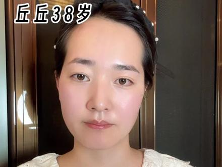 20万人看过刮痧跟练,跟着水谷雅子一起冻龄!
刮痧流程做完即刻效果真的很明显!每周1-2次,刮痧后做好保湿,多喝水,促进代谢。
水谷雅子面部刮痧法指南 给你们整理好啦⬇️⬇️⬇️
🧚🏻♀️准备工作:
1️⃣刮痧板:选择牛角、玉石或水晶材质的刮痧板。
2️⃣润滑:面部涂抹精油或乳液,减少摩擦。
-
💆♀️步骤:
1️⃣印堂按压:用刮痧板尖部按压印堂10秒。可宁神清心、疏通面部气血。
2️⃣额头刮痧:从下往上刮额头,左右各3次。帮助放松额头肌肉,减少抬头纹。
3️⃣眼周护理:上眼眶从眼头刮到眼尾3次,下眼眶同样。缓解眼部疲劳和酸胀感,改善黑眼圈、眼袋。
4️⃣脸颊提拉:用刮痧板角部按住鼻翼,沿脸颊向耳朵方向刮3次,提升苹果肌、减轻法令纹。
5️⃣耳部按摩:按压鬓角,向下刮3次,改善耳部和侧脸的血液循环。
6️⃣轮廓紧致:用刮痧板凹面夹住下巴,沿脸部轮廓向耳朵刮3次,清晰下颌线、消除双下巴。
7️⃣脖子舒缓:脖子涂抹精油,从上往下刮3次,放松颈部肌肉、改善颈纹。
8️⃣锁骨放松:在胸部锁骨处,从内往外刮3次,促进淋巴排毒。
-
💕TIPS:
1️⃣每周1-2次,过度刮痧会损伤皮肤。
2️⃣刮痧后做好保湿,多喝水,促进新陈代谢。
3️⃣面部有炎症、伤口时别刮痧。
4️⃣皮肤薄或敏感的人,力度要更轻,或适当减少次数。#面部刮痧 #面部提升