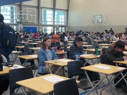 大学考场内的一个“插排实验”,让你知道所谓的困境是怎么来的