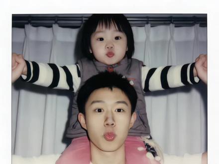 你不记得了吗,我小时候抱过你和女朋友小时候合照拥抱ai指令教程来啦!#豆包ai #豆包P图已经nextlevel了 和男朋友合照 和女朋友拥抱ai指令教程,豆包ai指令 #豆包指令 #翻旧照 #情侣