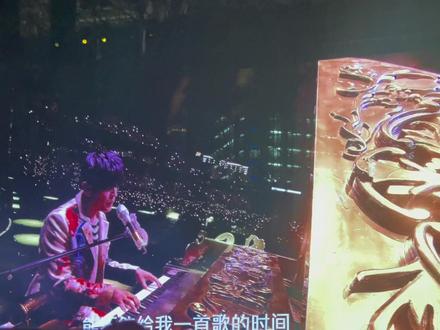 #周杰伦 #万人合唱 上海嘉年华周杰伦演唱会攻略:
1:上海虹桥机场T2下电梯到B1坐10号线地铁到虹桥路,然后转4号线到最后一站上海体育场(记住上海体育场不是体育馆)
2、4点50分开始检票,一路全是安检,最后一步最严格,灯牌,零食,饮料一律不让带进场,体育场内有卖水的(可以拿一小包袋装零食),提前在外面上好卫生间,场馆内卫生间排队很久! 3,一定要带充电宝,手机微信内存提前清理一下,拍摄太多微信内存不足,朋友圈分享不了视频。
4、酒店最好订体育场周边,演唱会结束超堵,场馆门口售卖演唱会CD不要买,不是真的,里面就一首歌曲!
#嘉年华 #周杰伦上海演唱会