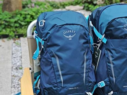 2026新老款Osprey骇客升级对比 🏕️2026年,小鹰骇客新版本来袭!想知道有什么变化吗??这条视频简单给大家说清楚👇
不只是有了新颜色,面料、背负,还有一些结构细节都做了调整。
🌟 核心升级
1、面料升级
100D → 210D抗撕裂面料,格子Ripstop结构更耐磨、更耐造。
2、背负升级
经典 AirSpeed空速背负优化:网面更密,通风更好,后背不容易闷汗。
3、骇客26升级
新增 加宽腰封(不可拆)徒步时能分担肩部压力,背着更稳。
4、骇客28升级
新增 背长调节不同身高都能找到更合适的背负。
🌟 实用细节升级
1、两侧弹力网袋加高:水杯更稳,不容易掉
2、防雨罩变橙色:户外更醒目、更安全
3、 新增骑行灯挂点:夜间徒步可以挂警示灯
📌 简单总结
如果你在找一款轻量、透气的一日徒步背包
Osprey小鹰骇客,依然是很多人会选的经典徒步背包。
🏠️想实际感受一下新款小鹰骇客的背负,可以来爬山虎户外试试。
如果大家在选装备、想避坑,也可以随时来问我们。
#小鹰背包 #小鹰骇客 #美包分享 #2026新款 #爬山虎户外装备库
@可乐贝—广州爬山虎户外 @爬山虎小探 @喜欢旅行的辉哥 @金妹-广州爬山虎户外