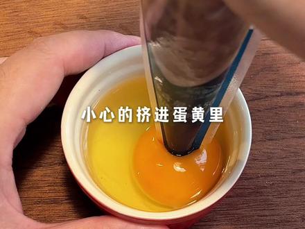 把虾滑灌到蛋黄里 原来这么鲜美 #懒人美食 #泡面神仙吃法