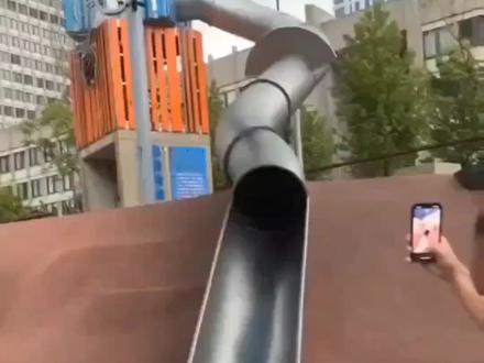 美国马萨诸塞州波士顿,一名执勤警察在市政厅广场新装修的操场上,从儿童滑梯上摔下而受伤……
#美国警察 #儿童滑梯 #惊险 #意外 #国外视频分享