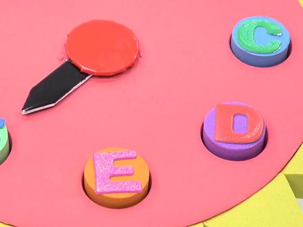 汪汪队莱德用彩泥给乔治制作时钟