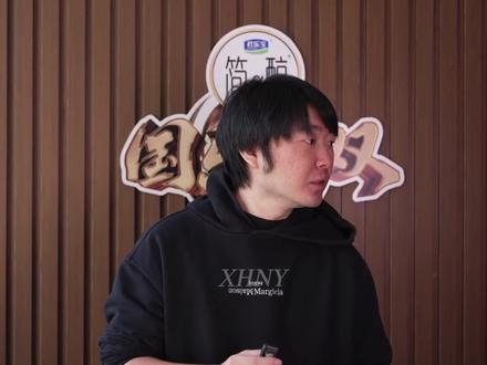 原来亚轩参与节目的第一首歌叫《Song for U》,是一首集合了八首他自己精心挑选的粤语歌曲的串烧。我真的迫不及待想听了,啊啊啊啊,我羡慕明天可以参与录制的现场观众 #宋亚轩 #国乐无双 #SongforU #宋亚轩国乐无双