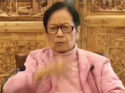 神秀说(五祖):“身是菩提树,心如明镜台,时时勤拂拭,勿使惹尘埃。”惠能说(六祖):“菩提本无树,明镜亦非台,本来无一物,何处惹尘埃。”#叶曼先生#悟道#禅悟人生