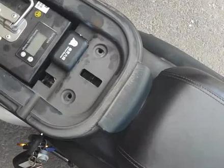 破解小牛电动车不识别第三方电池的问题。淘宝上买了一个小东西插到座舱内的充电口就解决了,✌🏻